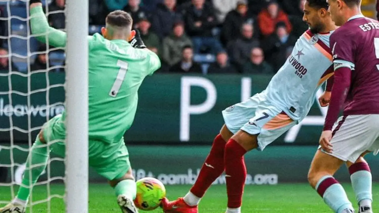 برينتفورد يحسم مواجهة مثيرة أمام بيرنلي بسبعة أهداف في الجولة 28 بالبريميرليج